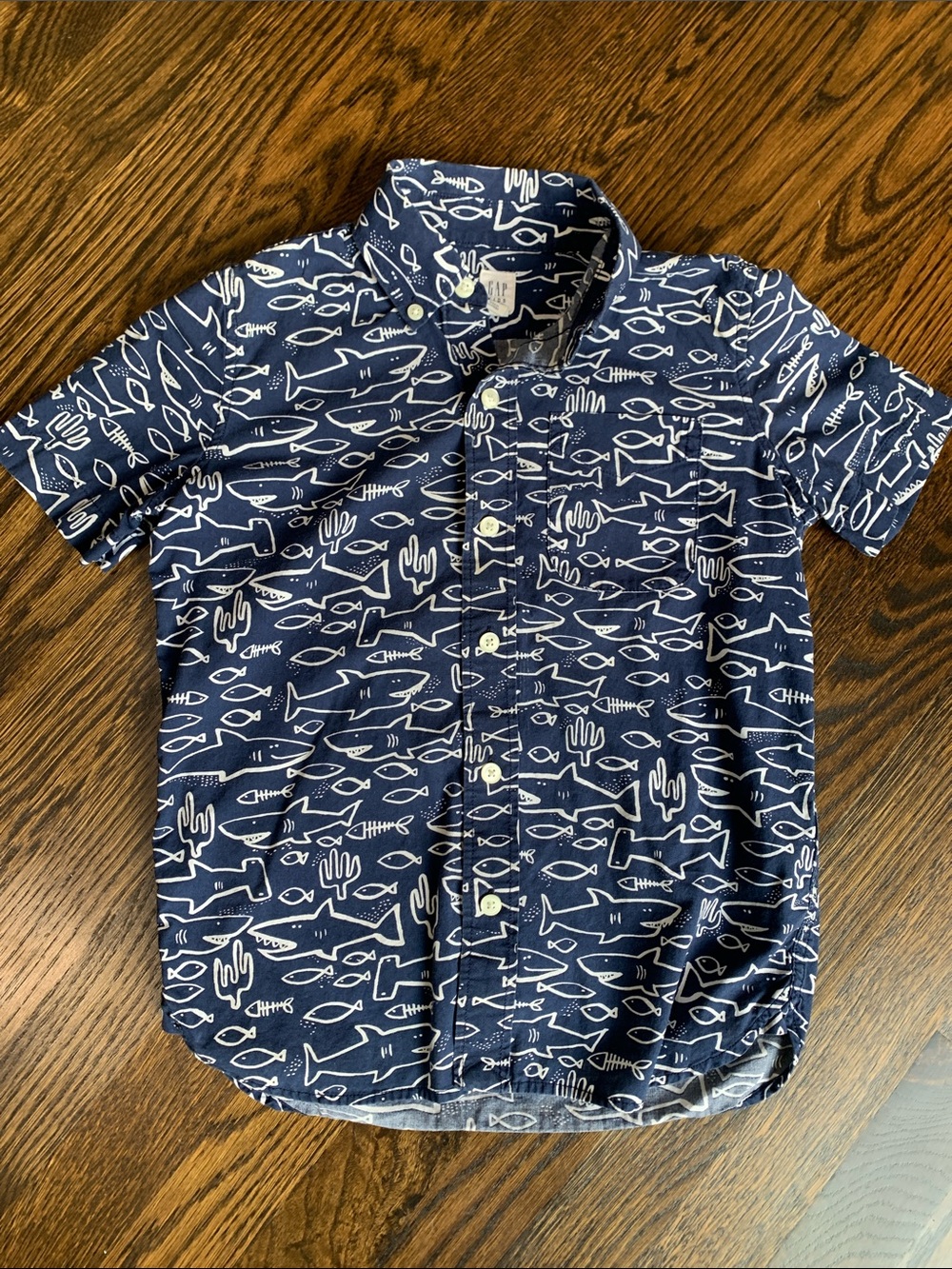 GAP Navy Short-Sleeve Button-Up with White Fish Print - Boys Small